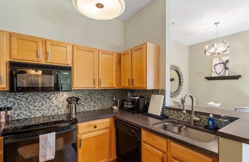 Downtown House | Warehouse District Modern Condo with Private Garage