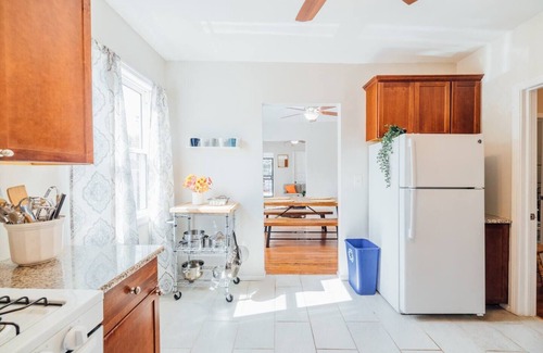 Detroit Apartment | Warm and Cozy 3 Bedroom Flat | Street Parking