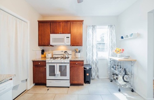Detroit Apartment | Warm and Cozy 3 Bedroom Flat | Street Parking