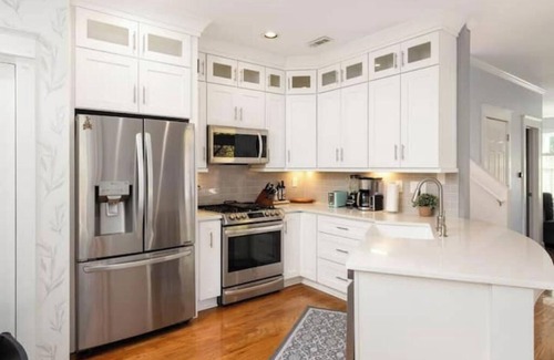 East Side House | Warm and Inviting Home Grant Park LOCAL