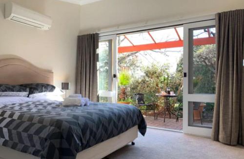 Scullin House | Warm and Spacious 5BR Home w WIFI and Multiple Parking - Hosted by Canstay
