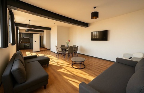 Chinatown Apartment | Warm Balcony Apt for 6 – City Centre Dining & Bars