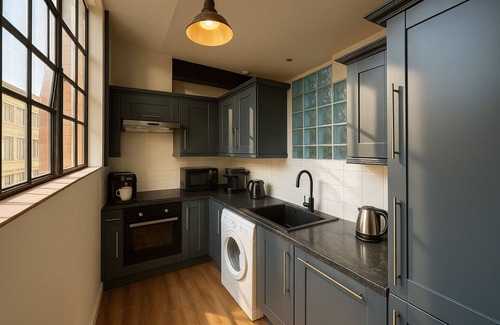 Chinatown Apartment | Warm Balcony Apt for 6 – City Centre Dining & Bars