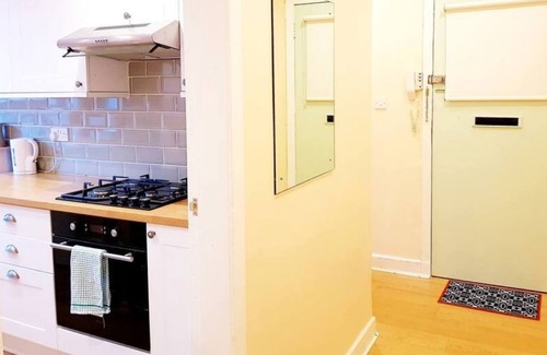 Glasgow Apartment | Warm & Cosy Family Home With Free Parking!