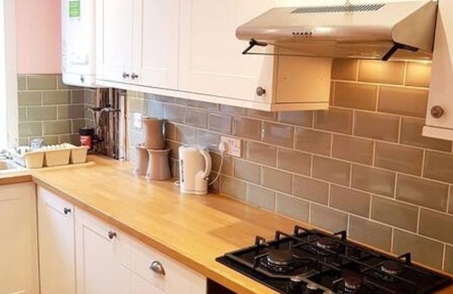 Glasgow Apartment | Warm & Cosy Family Home With Free Parking!