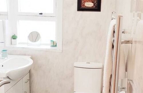 Glasgow Apartment | Warm & Cosy Family Home With Free Parking!