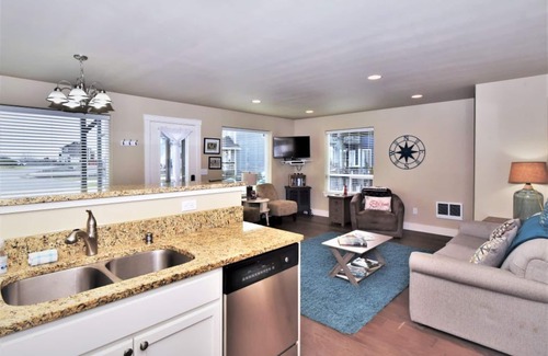 Ocean Shores House | Warm Cottage w/hot tub - across from the ocean and Damon Point
