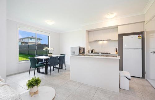 Leppington Apartment | Warm cozy 5Br house near train station & Coles