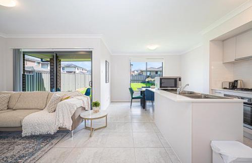 Leppington Apartment | Warm cozy 5Br house near train station & Coles
