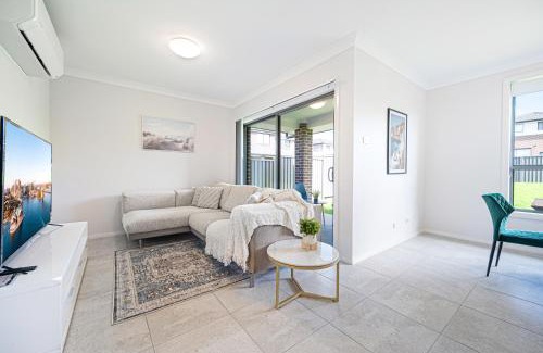 Leppington Apartment | Warm cozy 5Br house near train station & Coles