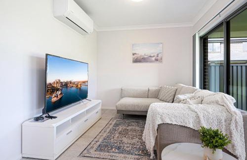 Leppington Apartment | Warm cozy 5Br house near train station & Coles