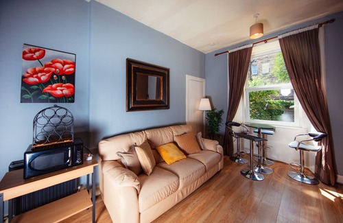 Gifford Apartment | Warm, cozy & relaxed apartment by Holyrood Palace