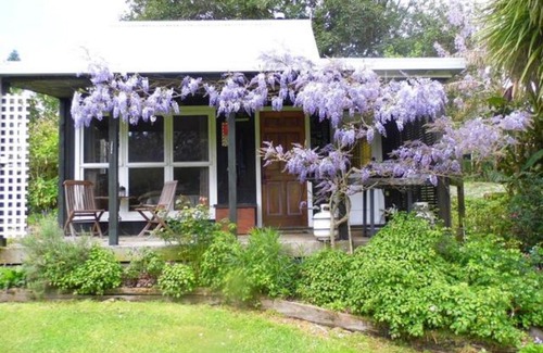 Aongatete Bed & Breakfast | Warm Earth Cottages