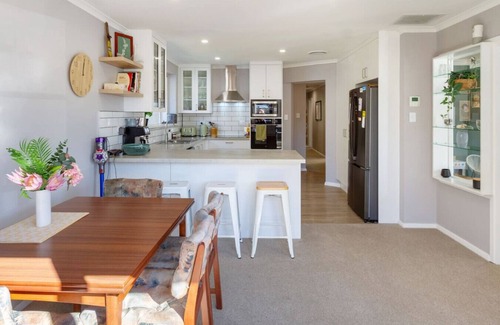 Avonhead House | Warm Family Home near CHCH Airport with Parking