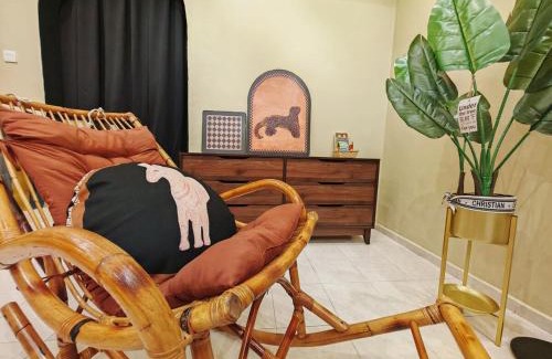 Taman Setia Indah House | Warm family suites at Setia Indah near Austin
