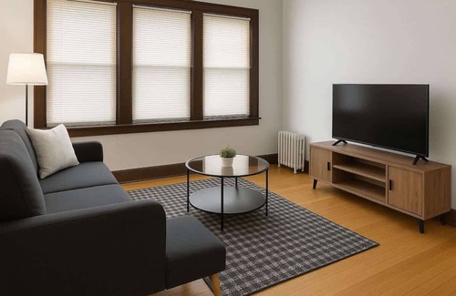 Hermosa Apartment | Warm & Inviting 2BR Apt