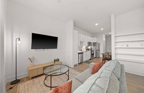 Tampa Apartment | Warm, inviting studio | Location! | Free Parking!