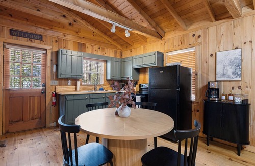 Cashes Valley Cabin | Warm & Welcoming Blue Ridge Retreat Hot Tub & Firepit Near Downtown