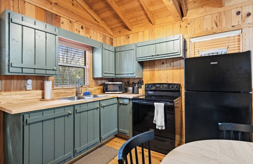 Cashes Valley Cabin | Warm & Welcoming Blue Ridge Retreat Hot Tub & Firepit Near Downtown