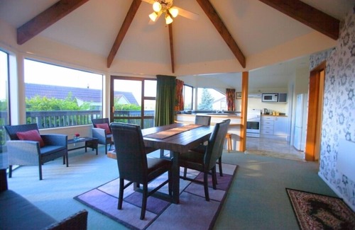 Lake Tekapo Cottage | Warm with fireplace, English country style, nice garden, Starlight De Heaven!