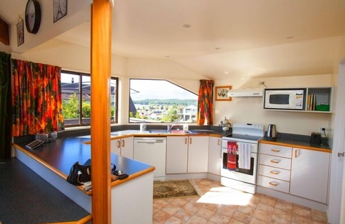 Lake Tekapo Cottage | Warm with fireplace, English country style, nice garden, Starlight De Heaven!