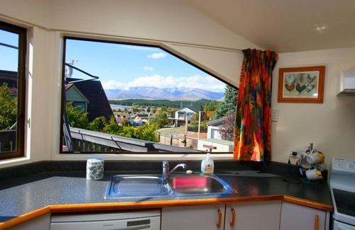 Lake Tekapo Cottage | Warm with fireplace, English country style, nice garden, Starlight De Heaven!
