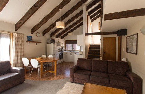 Castle Hill Ski Chalet | Warmest home in the village - stunning mountain views!