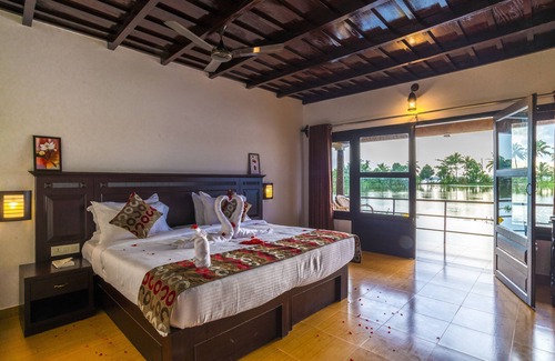 Nedumudy Hotel | Warmth Lake Haven