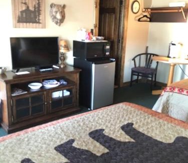 Warrensburg Hotel | Warrensburg Inn & Suites - 6 Mi to Lake George