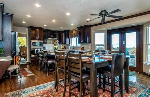 Draper House | *Wasatch Retreat* Hot Tub * Theater * Billiards * Deck * 2 Family Rooms