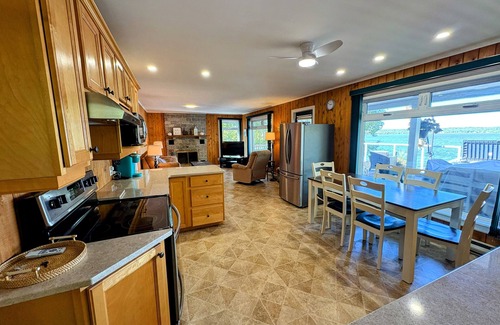 Springfield House | Washademoak Lakefront Escape with Hot Tub and Outdoor Kitchen