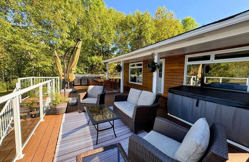 Springfield House | Washademoak Lakefront Escape with Hot Tub and Outdoor Kitchen