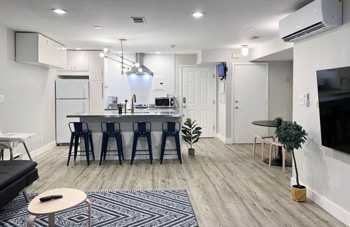 Jersey City Apartment | Washer Dryer King Beds Crib NYC&EWR 6ppl