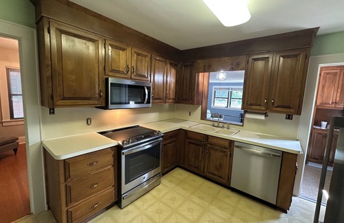 Oakwood Historic District House | Washer/Dryer, Smart TV, Desk, Internet, Yard, Driveway parking, Sidewalks & more