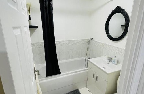 Cheetham Hill House | Watan Cottage - Spacious 3 Bedrooms Entire House With Beautiful Outdoor Garden