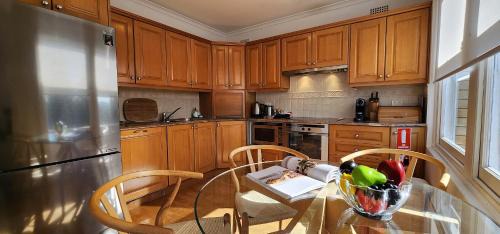Coogee Apartment | Watch The Sunrise Over Coogee 2 Bedrooms+Garage