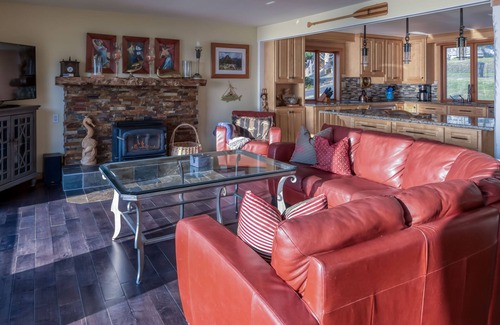 Depoe Bay House | Watch the waves at this Oceanfront Home-Hot Tub, Amazing Views and Pet Friendly!