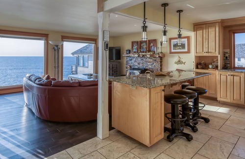 Depoe Bay House | Watch the waves at this Oceanfront Home-Hot Tub, Amazing Views and Pet Friendly!