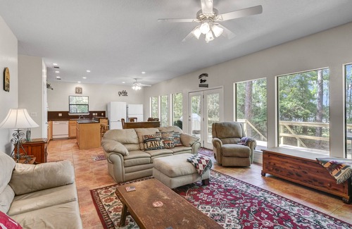 Brookeland House | Water front Cabin on Lake Sam Rayburn with water access/views