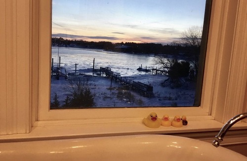 Portsmouth House | Water Front! Family Friendly! Walk to town! Sleeps 6