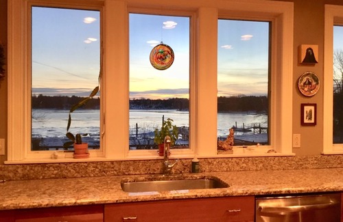 Portsmouth House | Water Front! Family Friendly! Walk to town! Sleeps 6