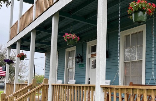 Galveston House | Water & Intercoastal Views|Volleyball Net|Fire Pit Grill|WiFi|Near Bolivar Lighthouse|Lots of Room!