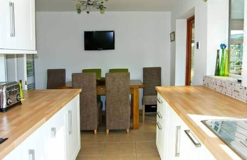 Ruswarp Cottage | WATER'S EDGE, family friendly, with a garden in Ruswarp