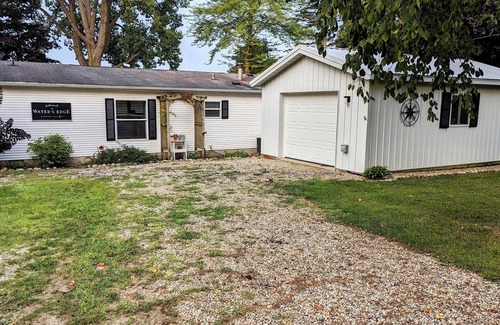 Fremont House | Water's Edge - hot tub - pet friendly