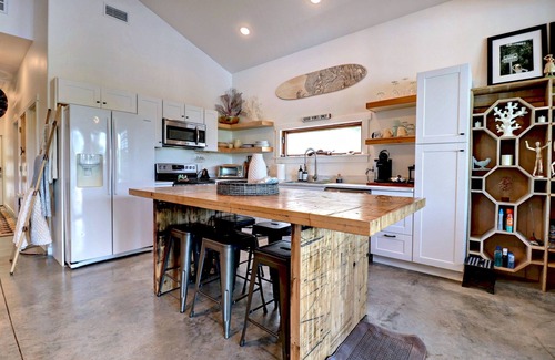 Fayetteville House | Water's Edge Midnight Eddy: Lakefront~Hot Tub~Fire pit~Kayaks~more