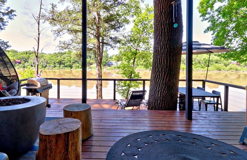 Fayetteville House | Water's Edge Midnight Eddy: Lakefront~Hot Tub~Fire pit~Kayaks~more