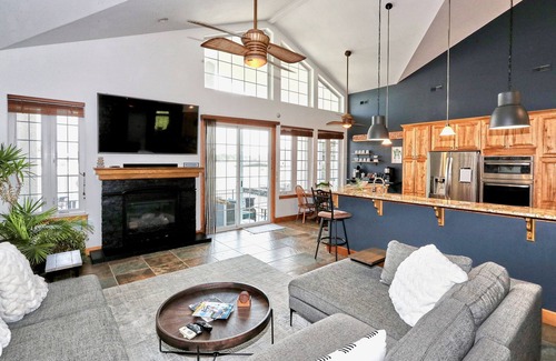 Gravois Mills House | Water's Edge - ONE LEVEL - 3 King Beds - Gated - Private Dock - Kayaks