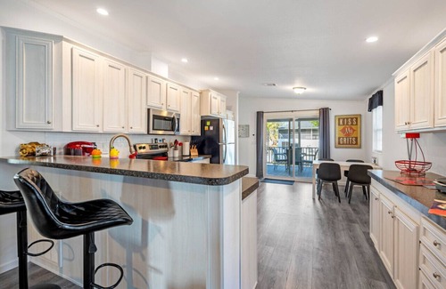 Weeki Wachee Gardens House | Water Slide, Swim Mat, Kayaks! PET FRIENDLY - Retro Weeki Wachee River!