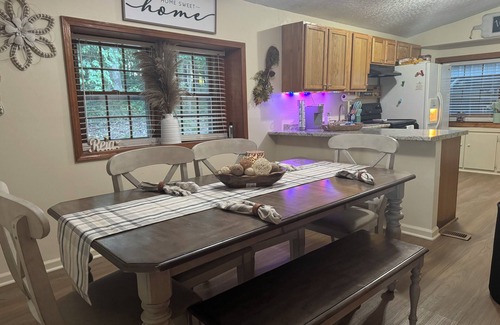 Camden House | Water view 3-bedroom house in Camden with AC and WiFi walking distance to lake