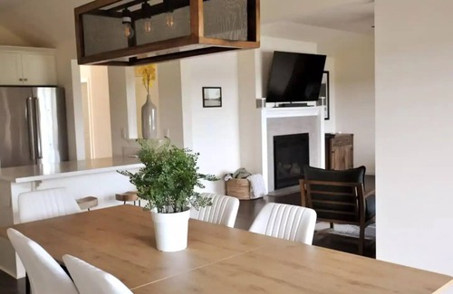 Adelma Beach House | Water view, bright and open 3 bedroom Habor House
